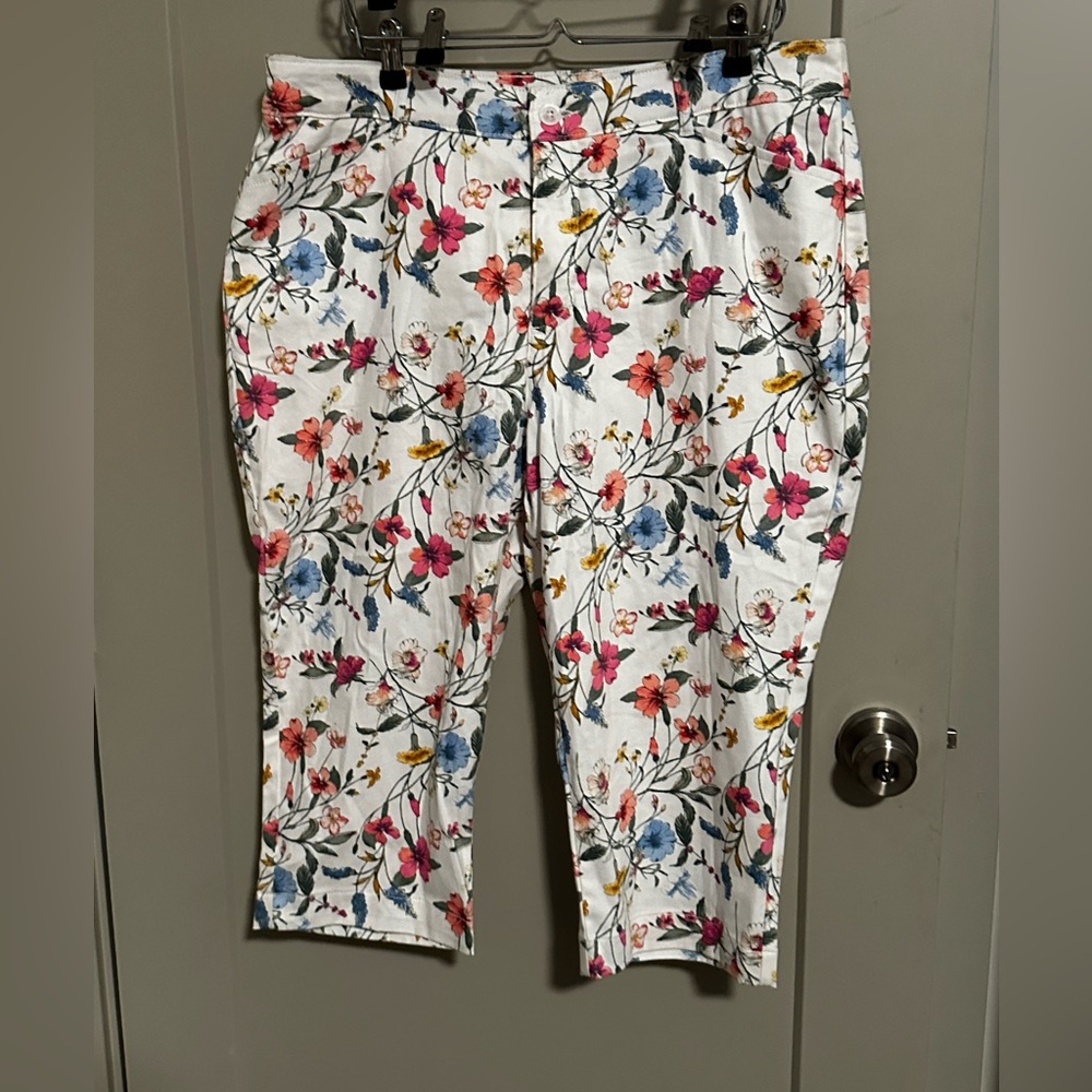 St. John's Bay Floral Print Capri Pants